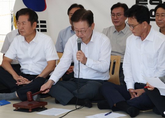 이재명 더불어민주당 대표가 1일 국회 단식농성장에서 열린 최고위원회의에서 의사봉을 두드리고 있다. <연합뉴스>